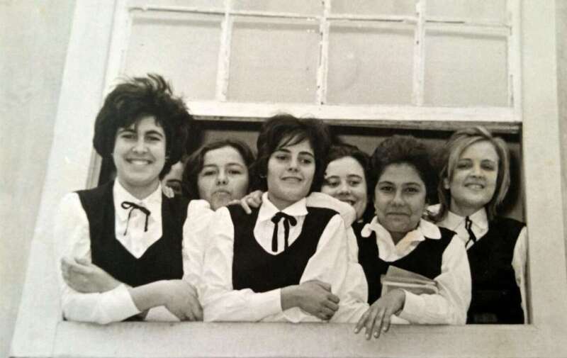 Alumnas del Colegio San Gregorio, asomadas a una ventana (Foto TA)